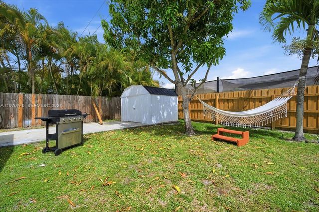 1185 NW 92nd Ave, Pembroke Pines, FL 33024