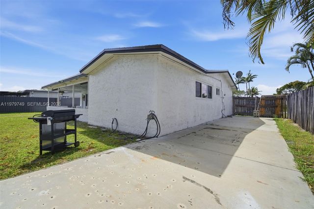 1185 NW 92nd Ave, Pembroke Pines, FL 33024