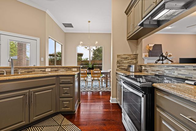 906 Windemere Cir, Longview, TX 75601