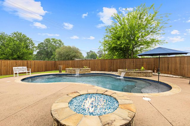 906 Windemere Cir, Longview, TX 75601