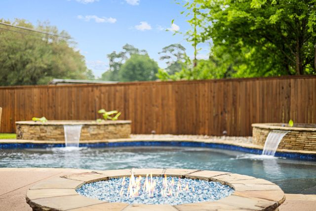 906 Windemere Cir, Longview, TX 75601