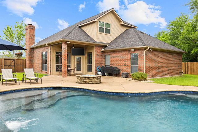 906 Windemere Cir, Longview, TX 75601