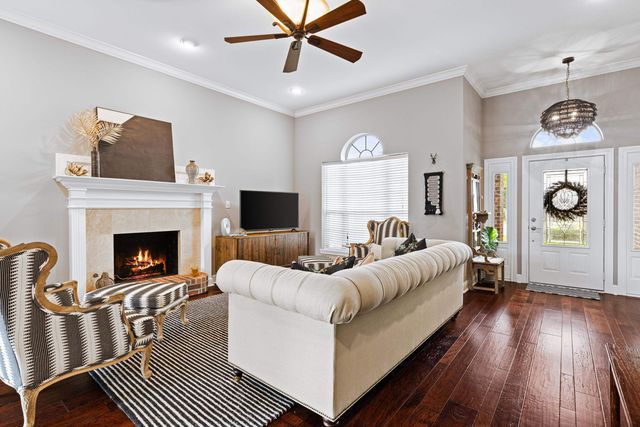 906 Windemere Cir, Longview, TX 75601