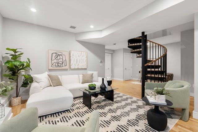 1896 Beacon Street 1, Brookline, MA 02445