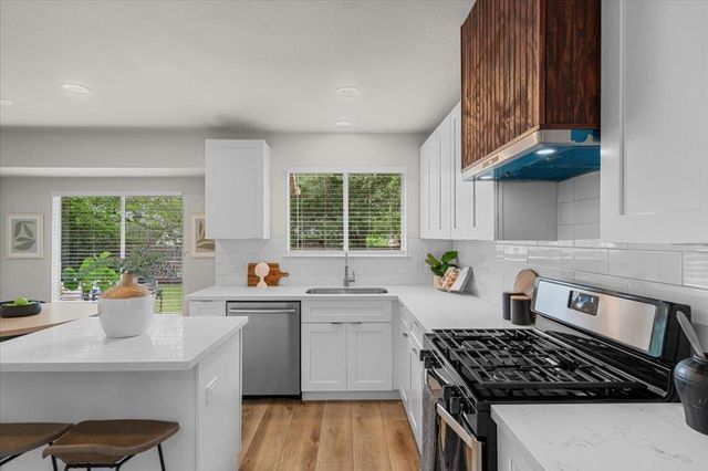 6437 Old Harbor LN, Austin, TX 78739