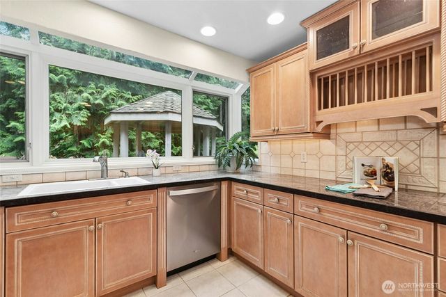 24705 SE Mirrormont Way, Issaquah, WA 98027