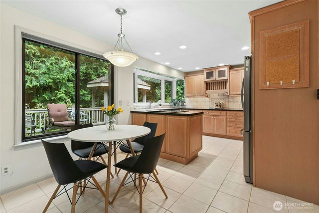 24705 SE Mirrormont Way, Issaquah, WA 98027