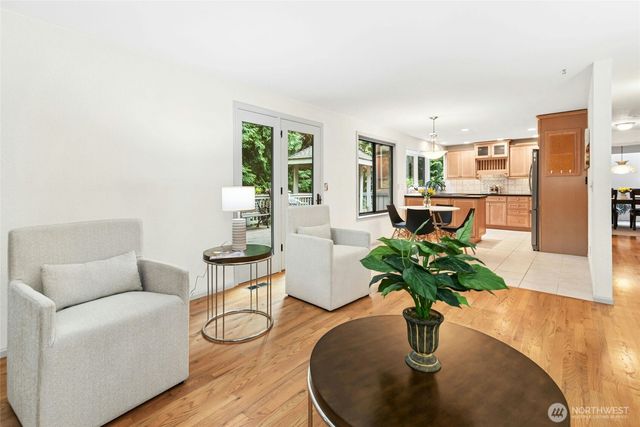 24705 SE Mirrormont Way, Issaquah, WA 98027