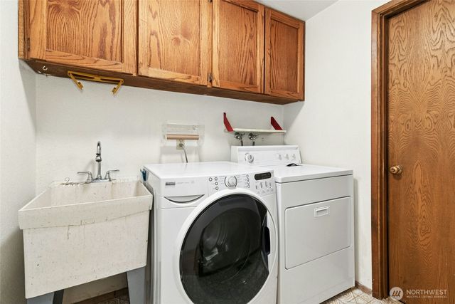 24705 SE Mirrormont Way, Issaquah, WA 98027