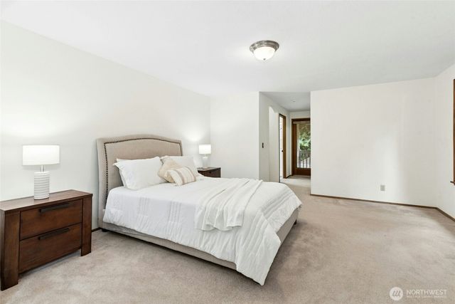 24705 SE Mirrormont Way, Issaquah, WA 98027