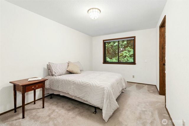 24705 SE Mirrormont Way, Issaquah, WA 98027