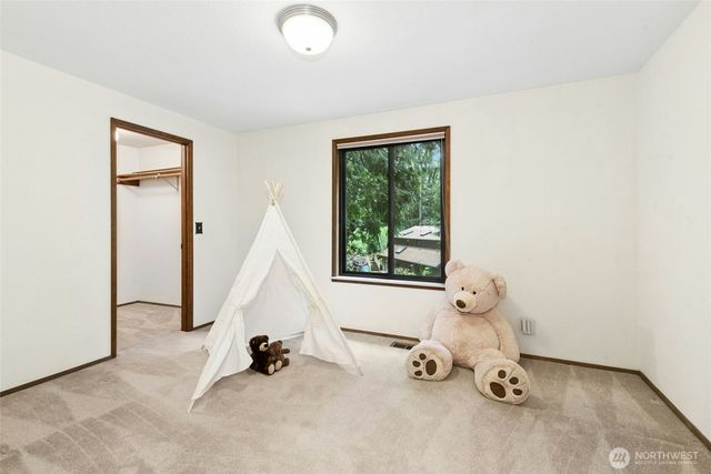 24705 SE Mirrormont Way, Issaquah, WA 98027