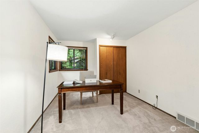 24705 SE Mirrormont Way, Issaquah, WA 98027