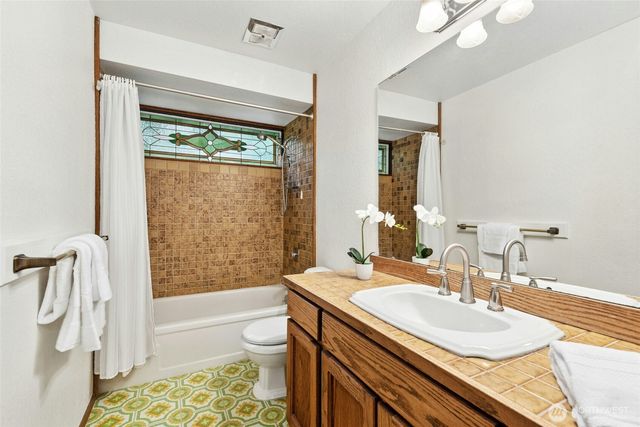 24705 SE Mirrormont Way, Issaquah, WA 98027