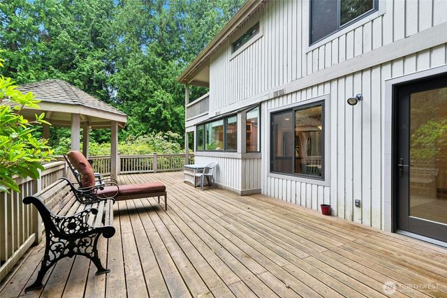 24705 SE Mirrormont Way, Issaquah, WA 98027