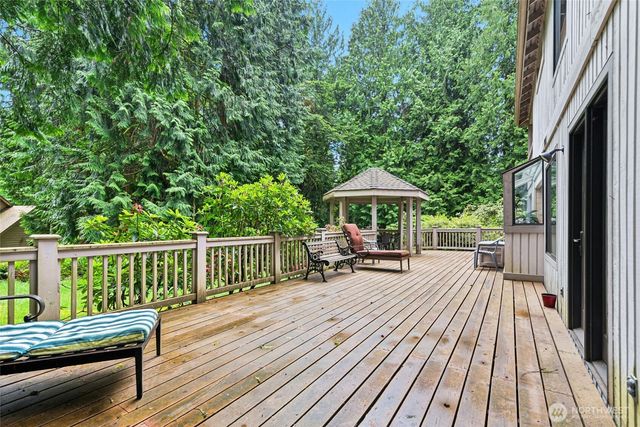 24705 SE Mirrormont Way, Issaquah, WA 98027