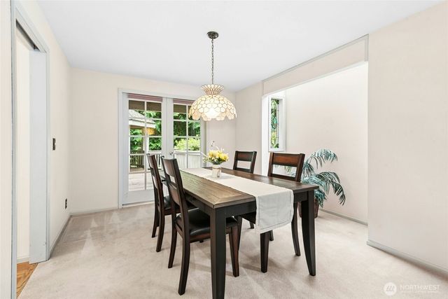 24705 SE Mirrormont Way, Issaquah, WA 98027