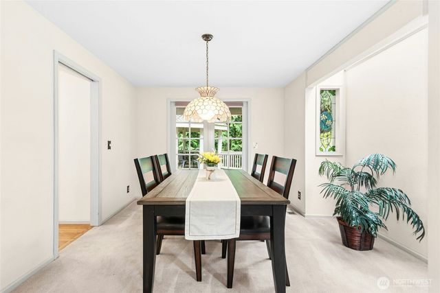 24705 SE Mirrormont Way, Issaquah, WA 98027