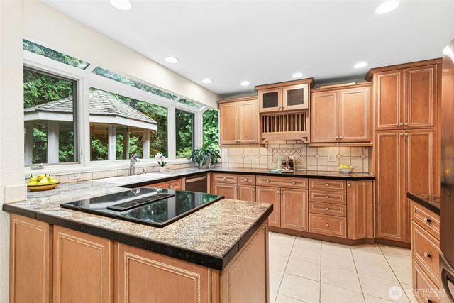 24705 SE Mirrormont Way, Issaquah, WA 98027