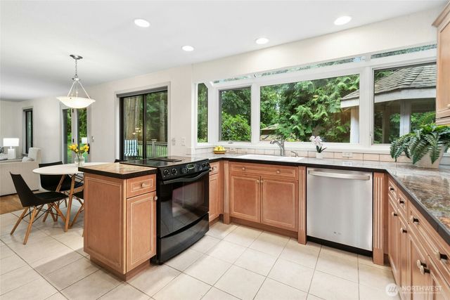 24705 SE Mirrormont Way, Issaquah, WA 98027