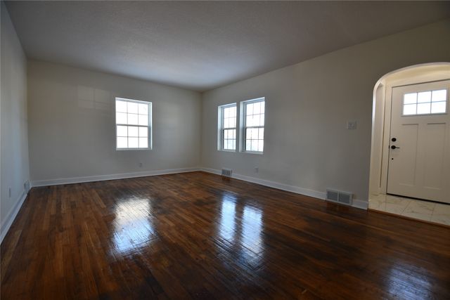 1324 Army Post Road, Des Moines, IA 50315