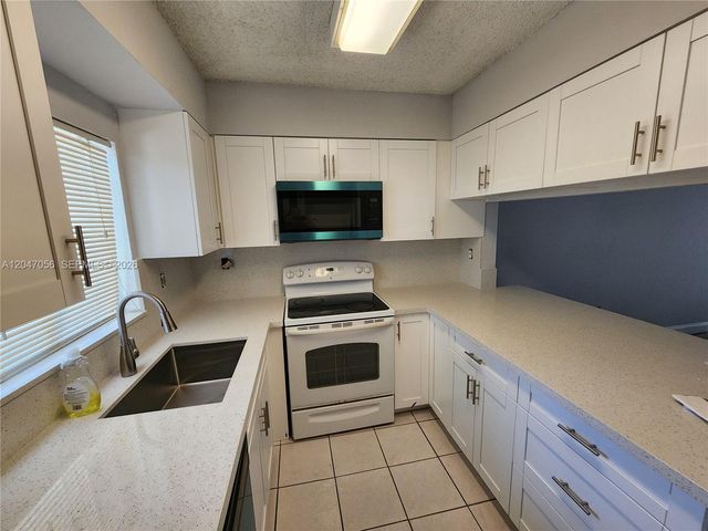 14901 SW 82nd Ter 1-103, Miami, FL 33193