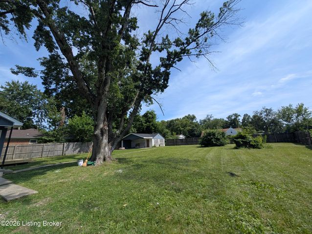 3800 E Indian Trail, Louisville, KY 40213