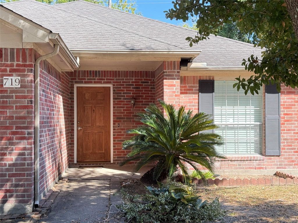 719 Willow West Drive, Houston, TX 77073