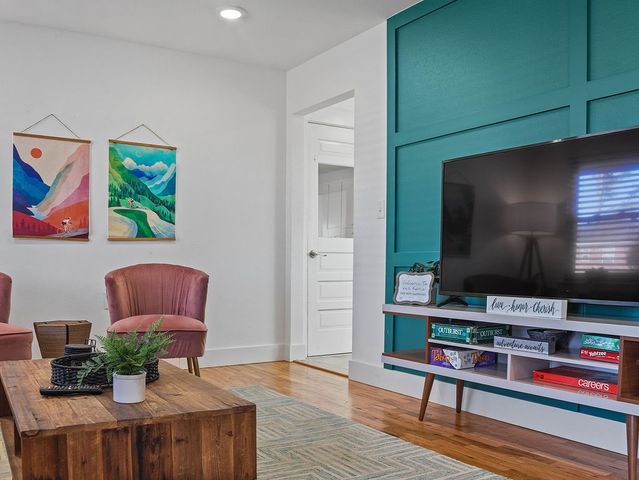 407 NW H Street, Bentonville, AR 72712