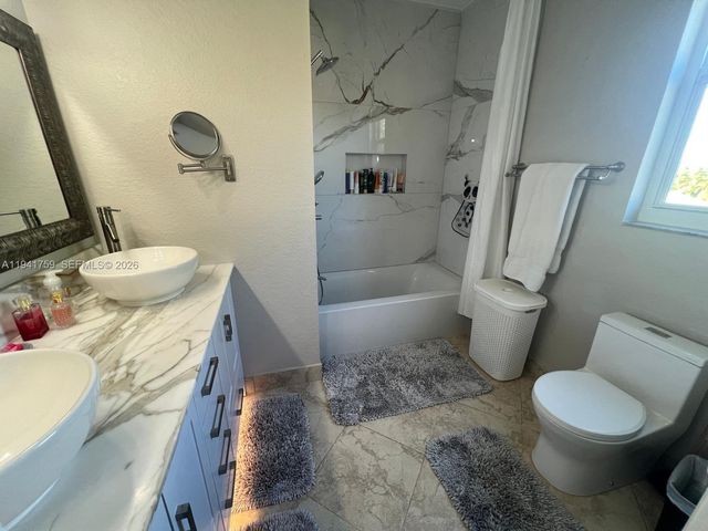 75 Gulfstream Rd 211B, Dania Beach, FL 33004