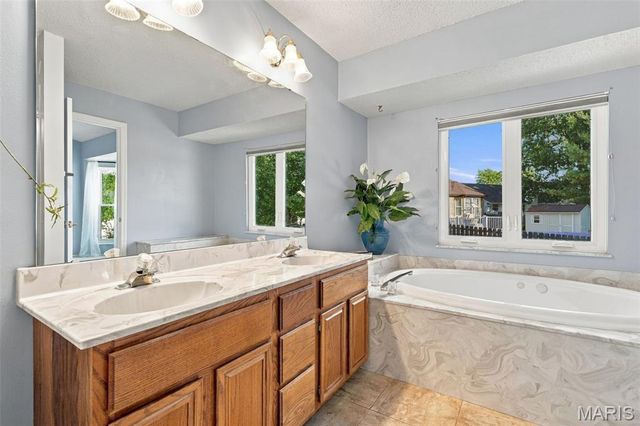 884 Chestnut Oak Drive, St Charles, MO 63303