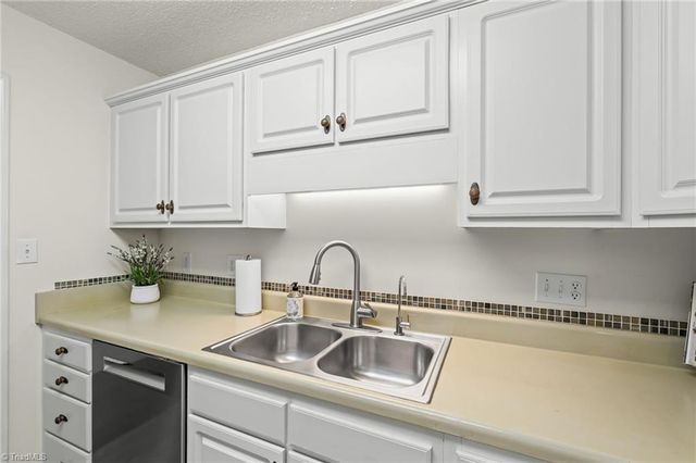 166 Wyndham Court, High Point, NC 27265