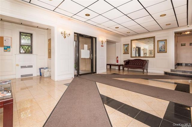 7 Bond Street 3B, Great Neck, NY 11021