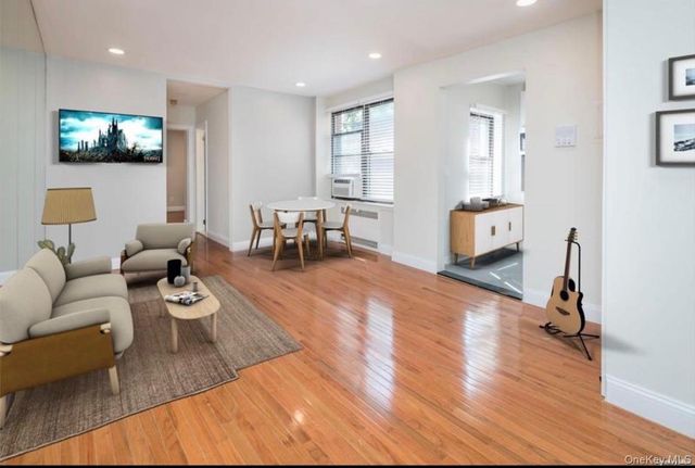 7 Bond Street 3B, Great Neck, NY 11021