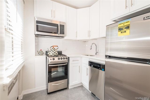 7 Bond Street 3B, Great Neck, NY 11021