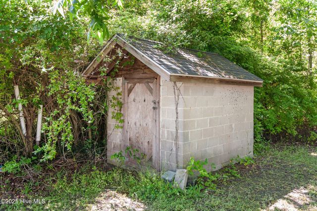 2005 Tower Hill Road, Kinston, NC 28501