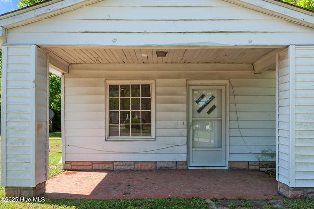 2005 Tower Hill Road, Kinston, NC 28501