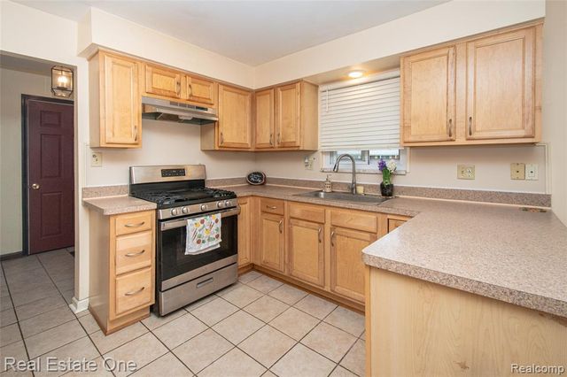 24690 Lakeland Street, Farmington Hills, MI 48336