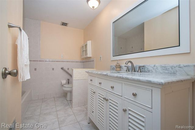 24690 Lakeland Street, Farmington Hills, MI 48336