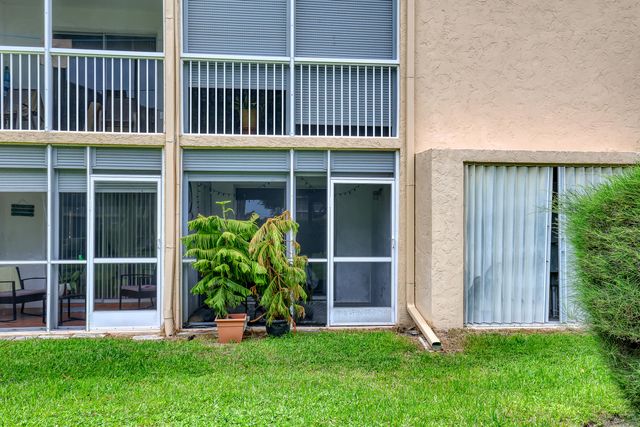 400 VILLAGE GREEN Circle W 117, Palm Springs, FL 33461