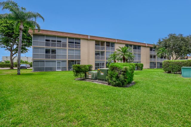 400 VILLAGE GREEN Circle W 117, Palm Springs, FL 33461