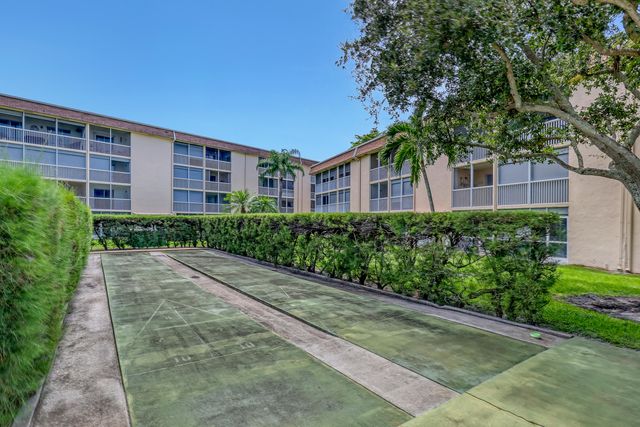 400 VILLAGE GREEN Circle W 117, Palm Springs, FL 33461