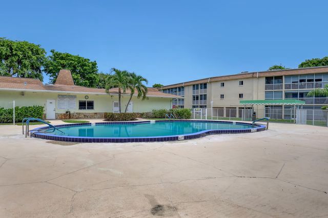 400 VILLAGE GREEN Circle W 117, Palm Springs, FL 33461