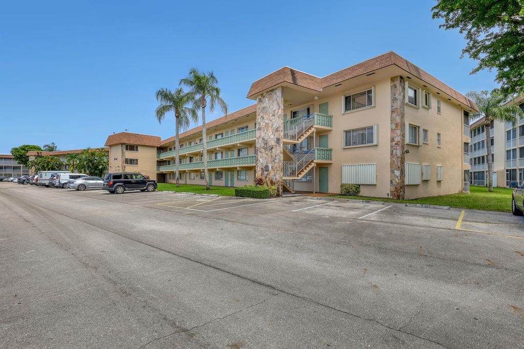 400 VILLAGE GREEN Circle W 117, Palm Springs, FL 33461