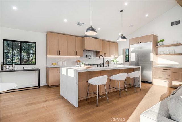 5525 Wortser Avenue, Sherman Oaks, CA 91401