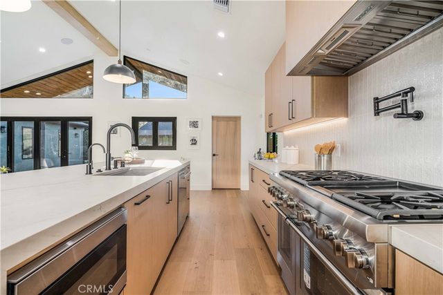 5525 Wortser Avenue, Sherman Oaks, CA 91401