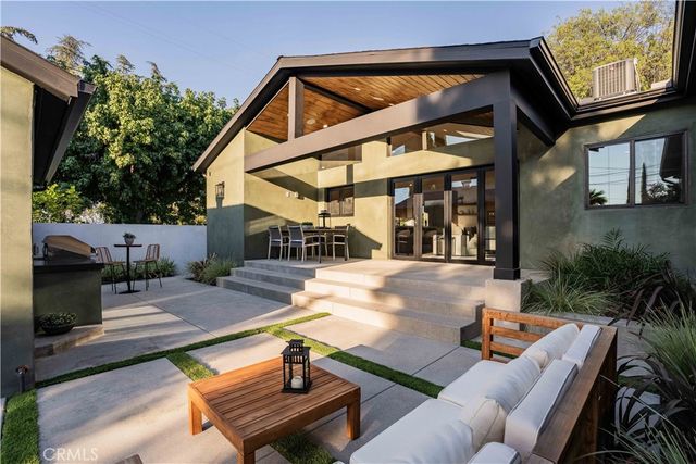 5525 Wortser Avenue, Sherman Oaks, CA 91401