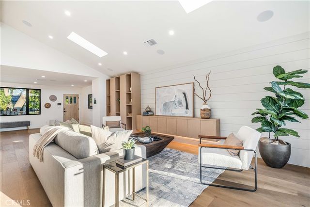 5525 Wortser Avenue, Sherman Oaks, CA 91401