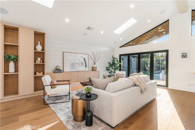 5525 Wortser Avenue, Sherman Oaks, CA 91401
