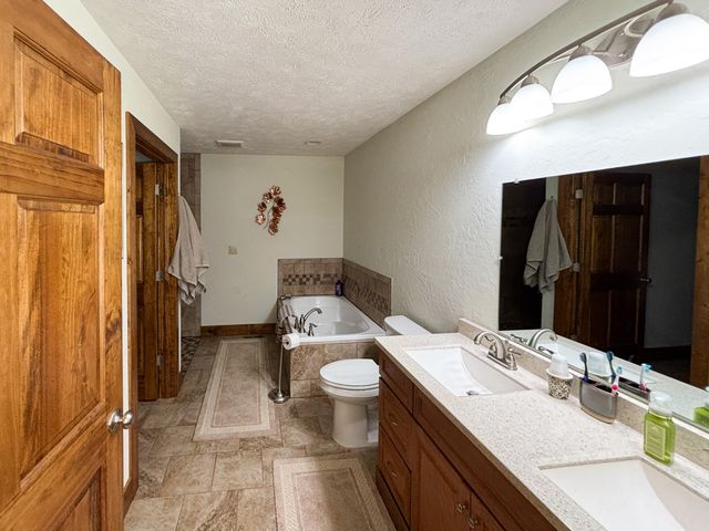 102 Lightning Springs Road, Protem, MO 65733